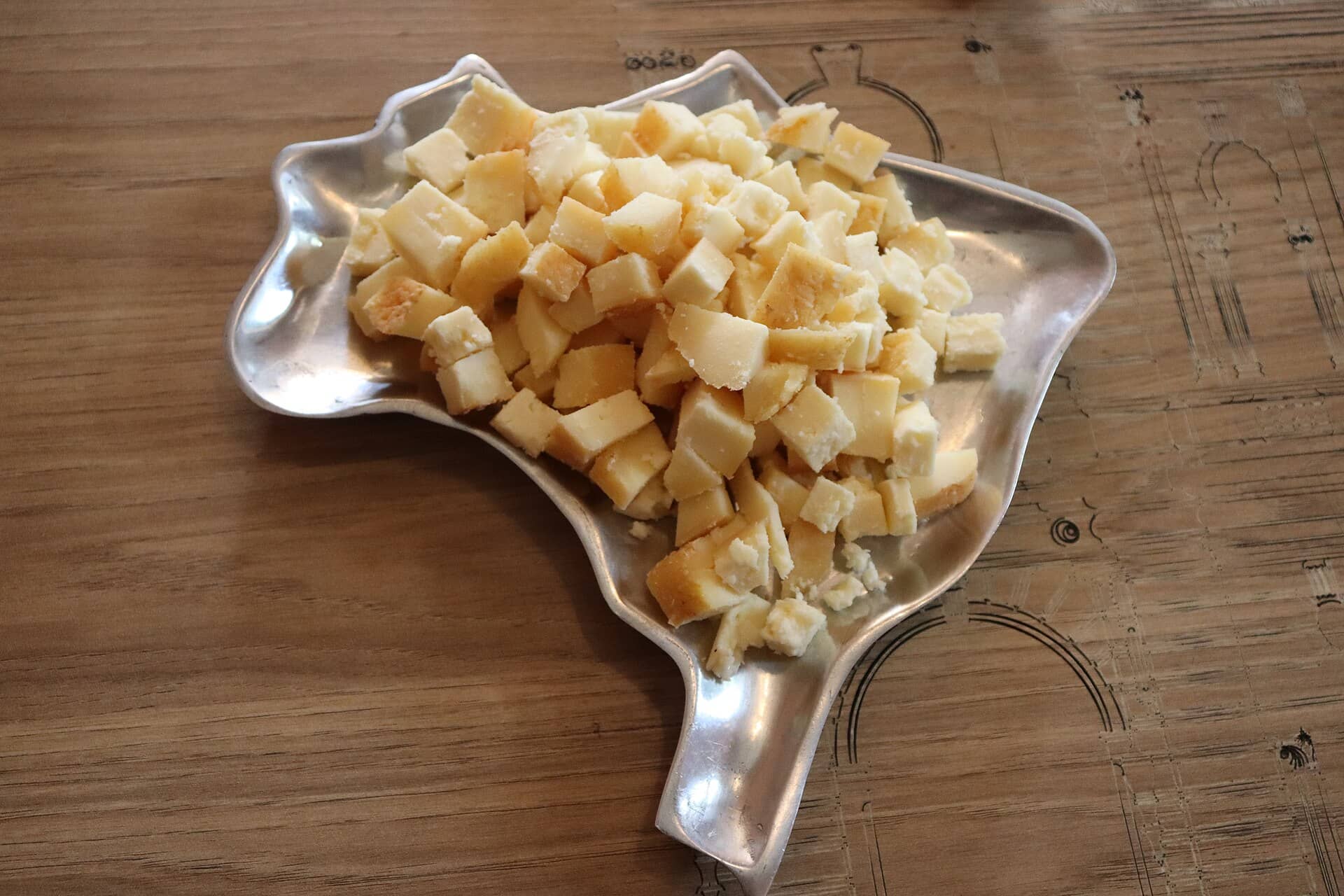 Cubos de queijo minas artesanal servidos em uma bandeja em formato do mapa do Brasil