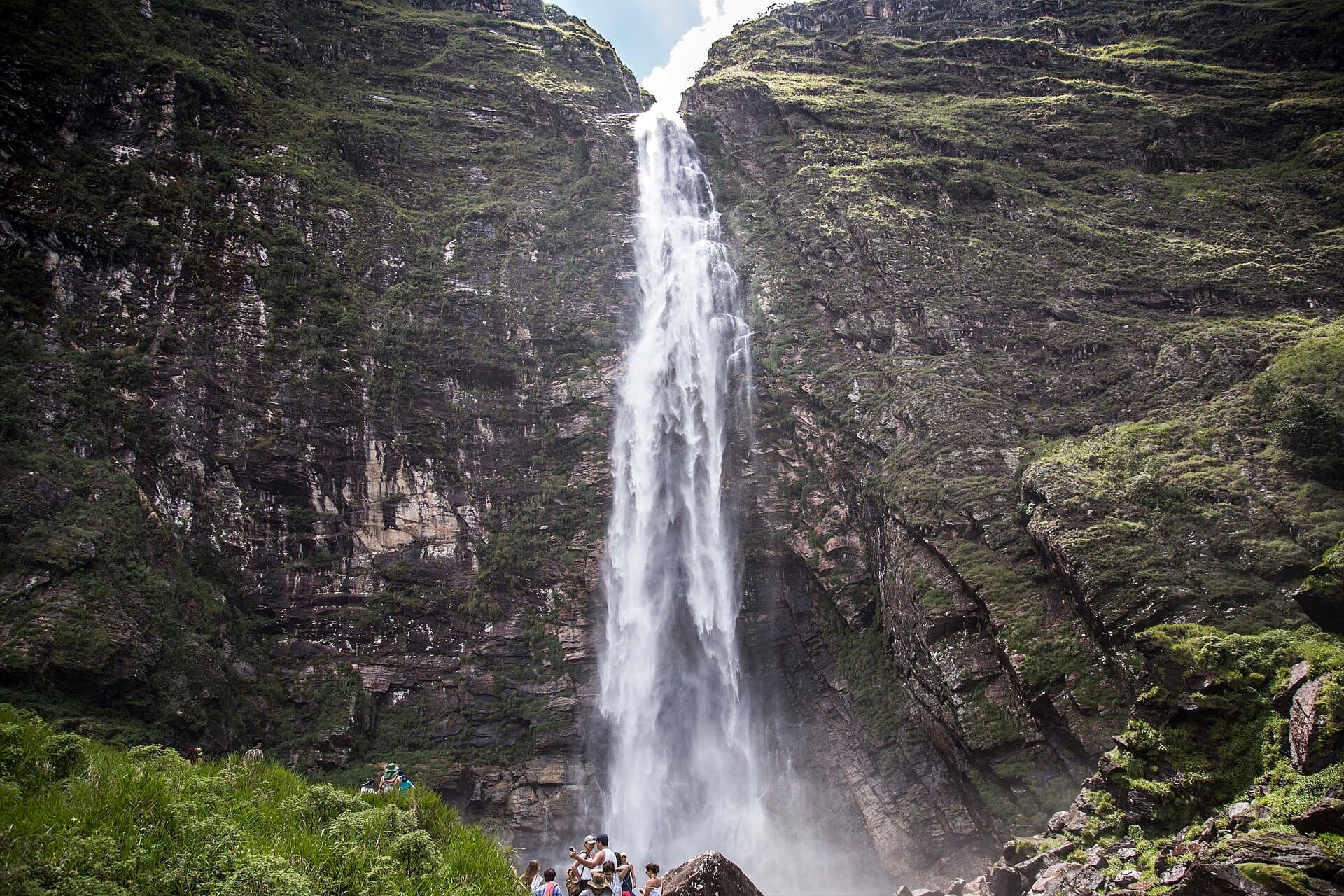 Cachoeira Casca d'Anta despencando entre paredões rochosos na Serra da Canastra