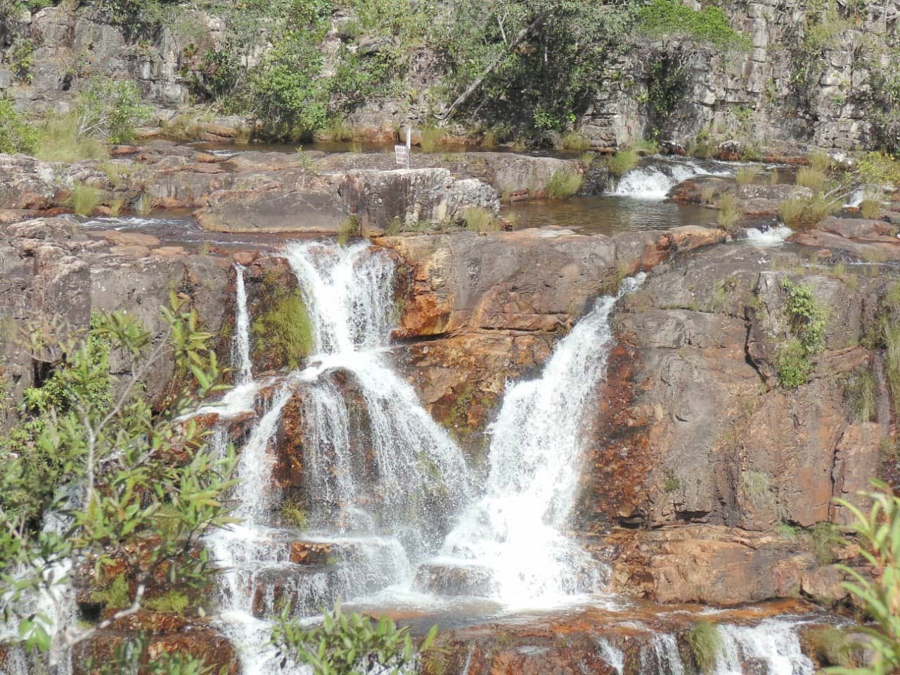 Cachoeiras em degraus sobre rocha avermelhada, no Parque Nacional da Chapada dos Veadeiros, em Goiás