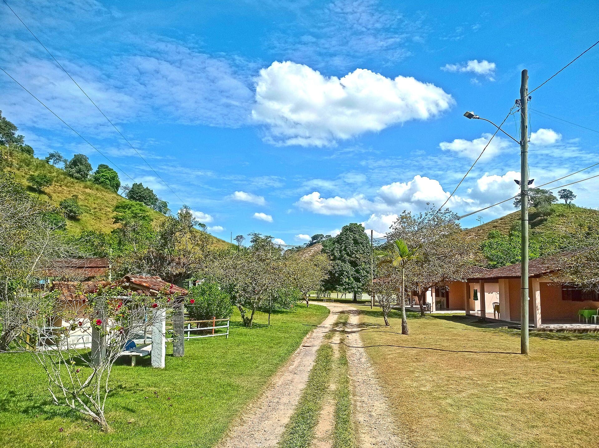 Chalés em meio a morros verdes, em pousada rural de Antônio Dias, Minas Gerais