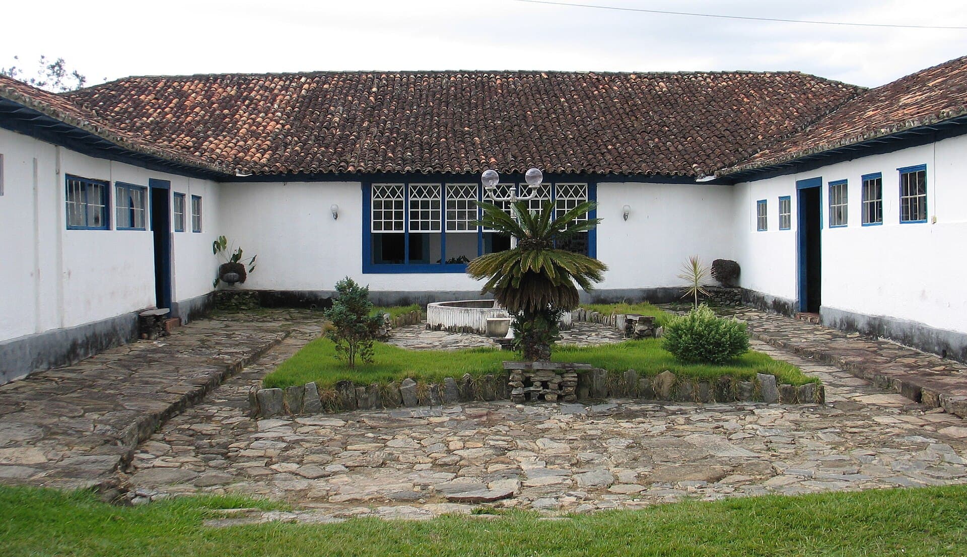 Sede de fazenda com pátio de pedra e telhado colonial, em Bananal, São Paulo
