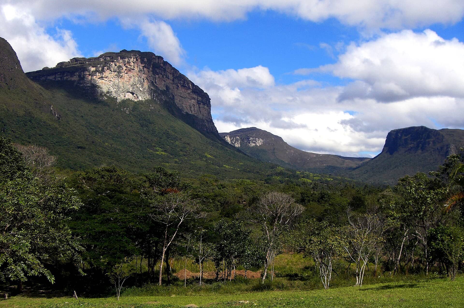 Vale do Capão cercado por paredões de serra, na Chapada Diamantina